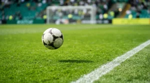Fußball in Bewegung über dem Spielfeld nahe der weißen Linie